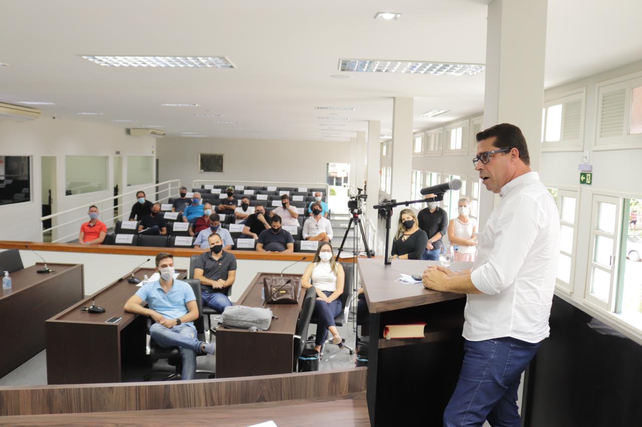 Marcelo Santos discursando em reunião com lideranças de Santa Teresa. / Foto: Bruno Friz