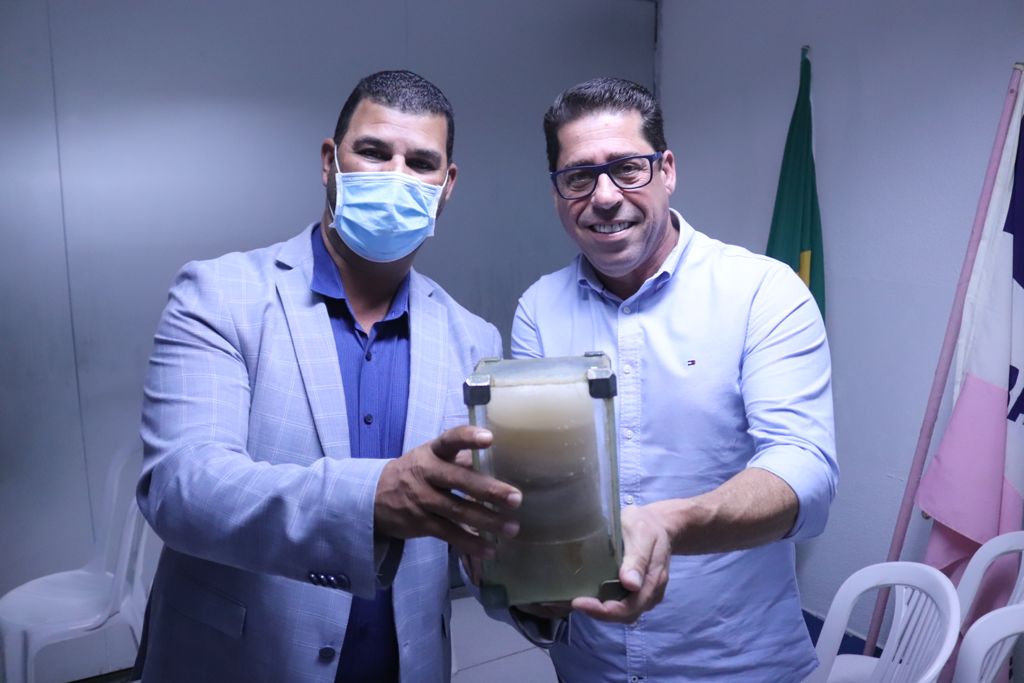 Prefeito de Conceição da Barra e deputado Marcelo Santos apresentando a rocha sal-gema / Foto: Bruno Fritz