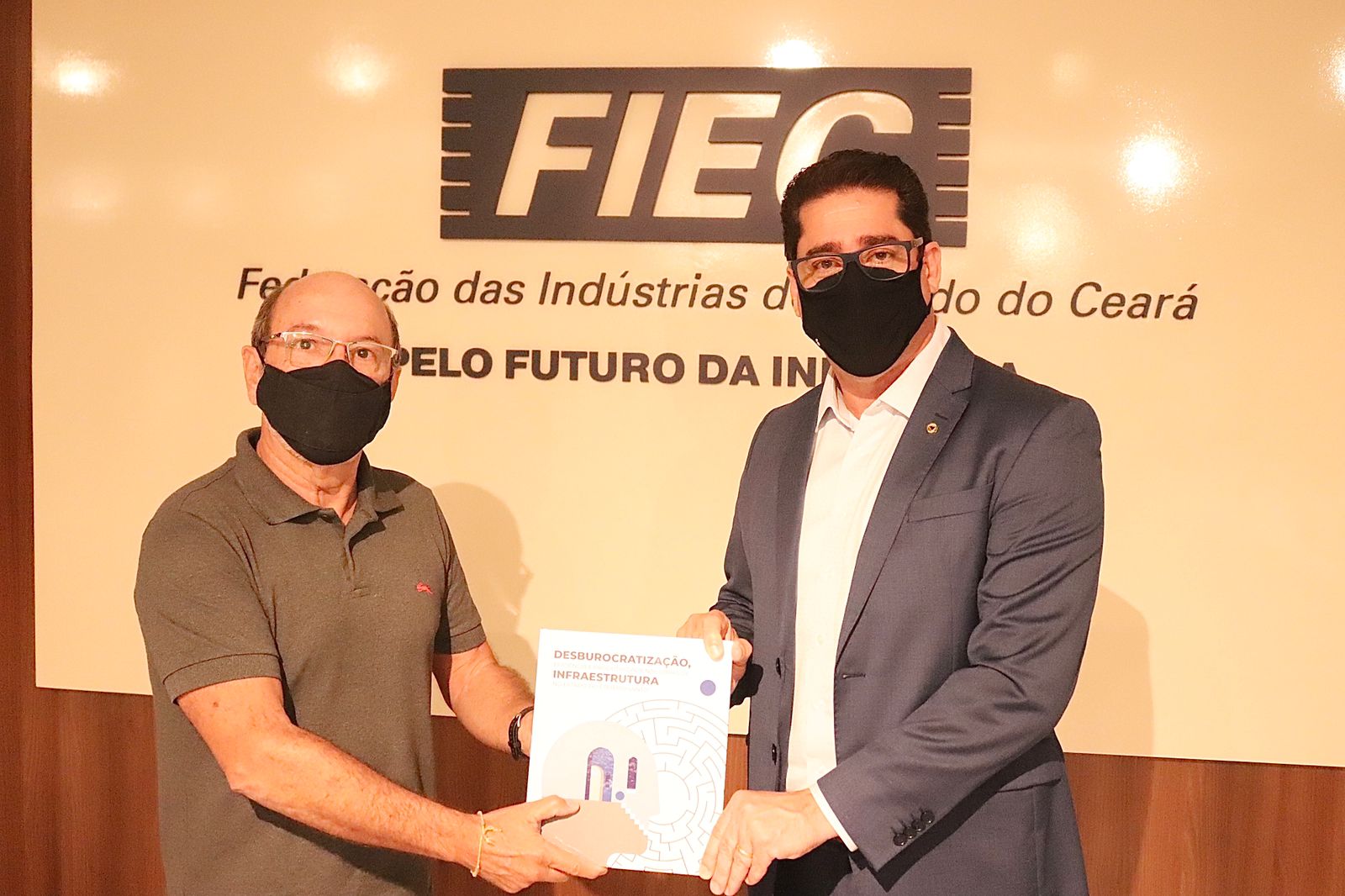 Deputado entrega livro ao vice-presidente da Fiec, André Montenegro. / Foto: Bruno Fritz