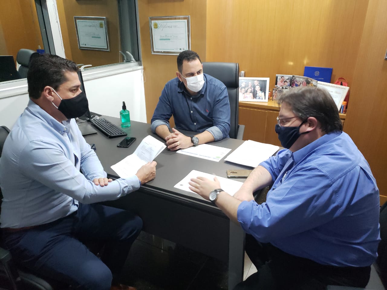Marcelo Santos em conversa com o deputado federal Da Vitória e o superintendente do DNIT no ES Romeu Scheibe Neto. / Foto: Bruno Fritz
