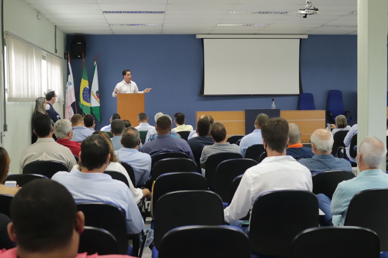 Marcelo Santos discursa durante evento com prefeito de Cariacica, secretários e empresários. / Foto: Bruno Fritz