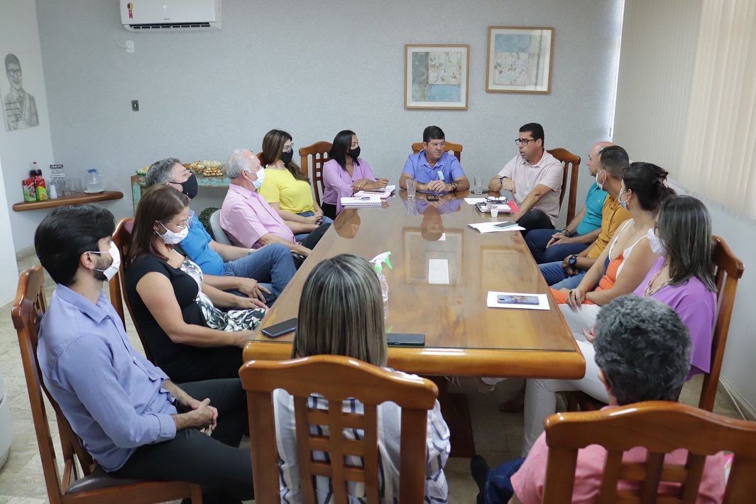 Marcelo Santos em reunião com a equipe do Executivo municipal, na sede da Prefeitura de Guaçuí. / Foto: Bruno Fritz 